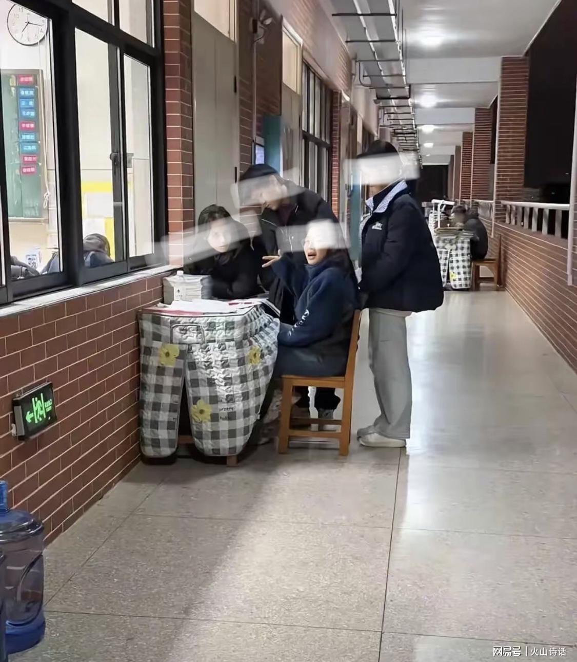 绝地求生石油杯官网-震惊！网传有学校老师冬天坐在教学楼走廊，批改作业并为学生解答